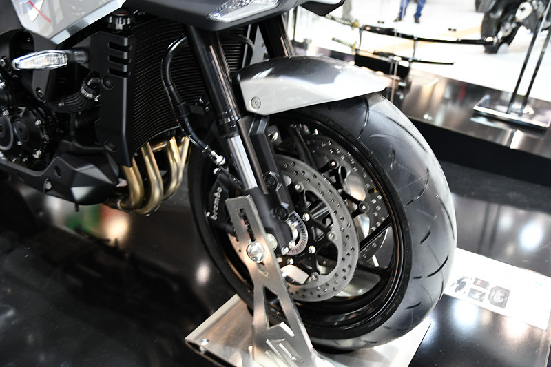 現代的なバイクらしく、サスペンションは倒立タイプ