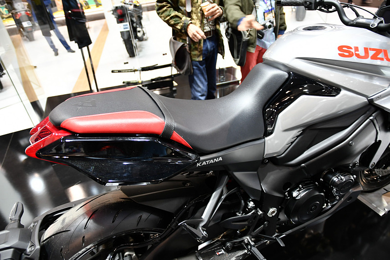 シートには、「刀」や「KATANA」の文字が