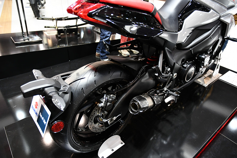 ライセンスステーを工夫することでリアの印象を作り出している