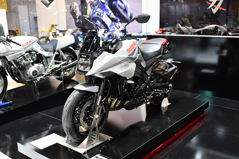 KATANAロゴや刀ロゴの追加撮影のために再び新型KATANAのブースへ