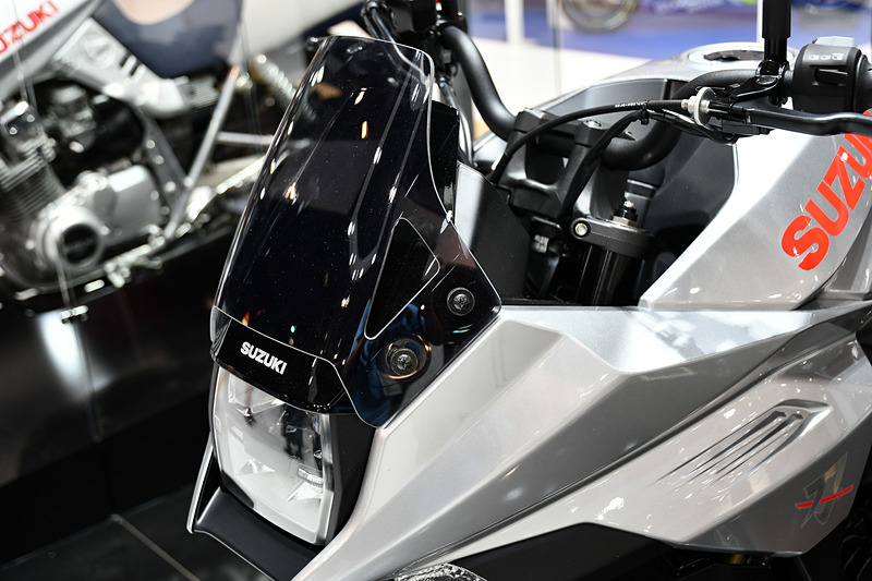 このミニカウルは、オプション用品。ケルン展示モデルが新型KATANAのオリジナルで、パリのモデルは一部オプション用品を装着したモデル。オプションのミニカウルは、初代KATANAとカウルの角度を一致させるものとのことだ