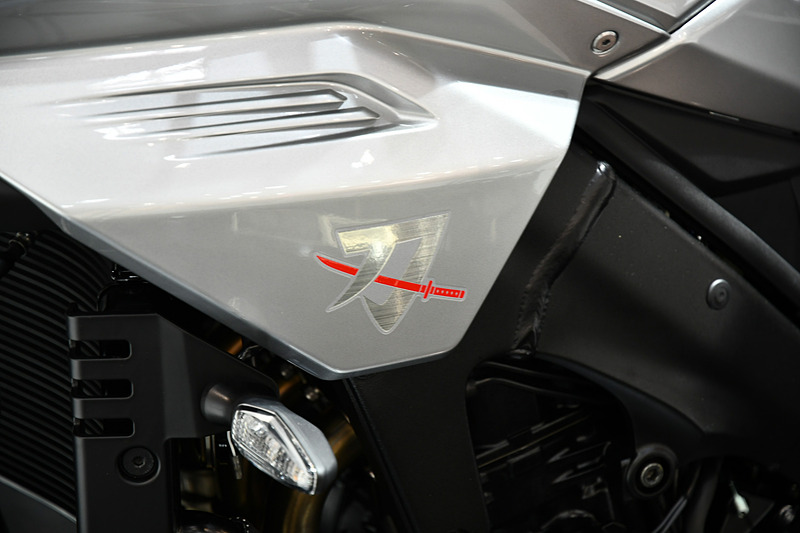 各所にKATANAや刀が。さて1台に合計何本あるのかな？