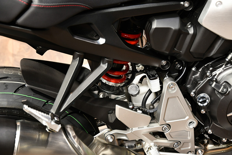 CB1000Rの各部に、Neo Sports Café Conceptのテーマを見ることができる