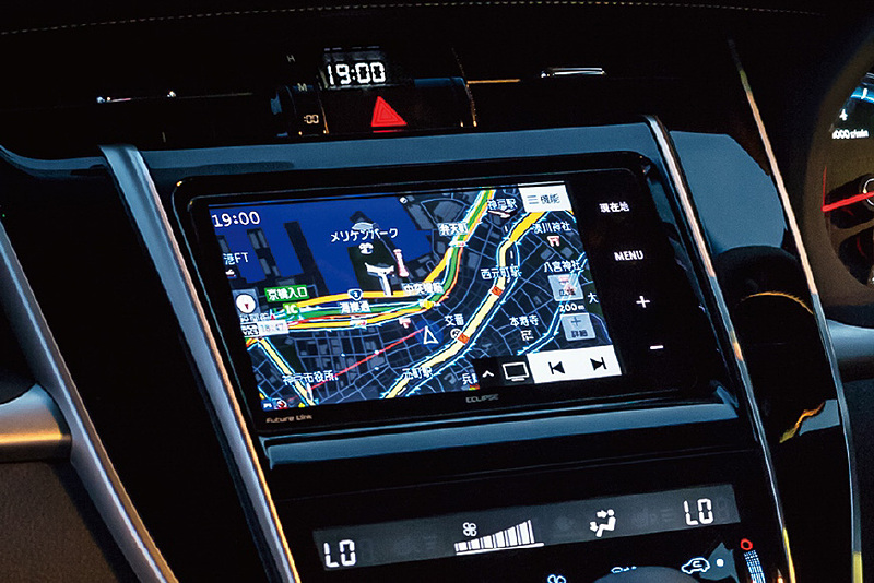 発色のいい光沢パネルを使用するディスプレイで地図を見やすく表示し、一体感の高いフルフラットデザインを採用