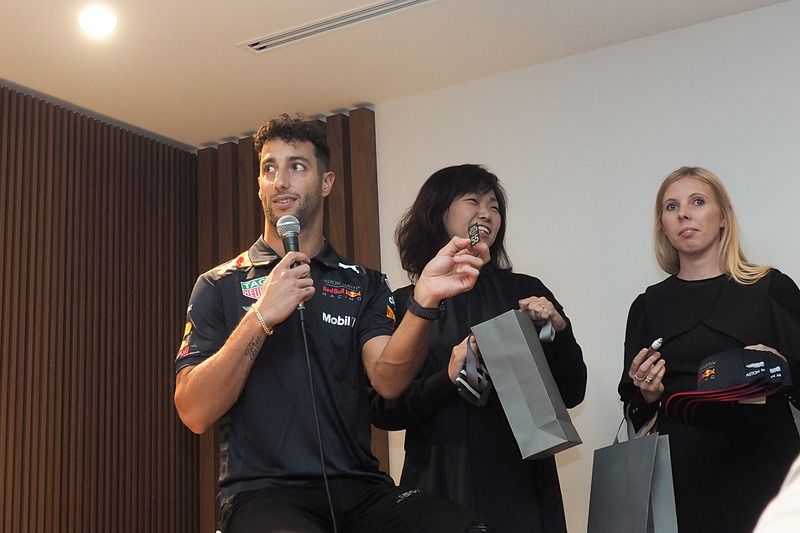 来場者に抽選でサイン入りキャップが進呈された