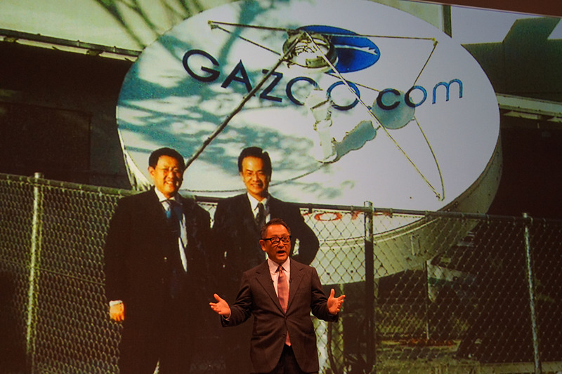プレゼンテーションでは、孫氏と豊田氏の出会いは20年ほど前であることが紹介された。孫氏が米国で生まれた「ネットディーラー」というシステムを“国内の販売店に導入しないか？”と当時のトヨタ経営陣に対して提案していたのに対して、中古車のインターネット商談を実現するGazoo.comを手がけていた豊田氏と友山氏は、孫氏のところに出向いて提案を断った経緯を語った