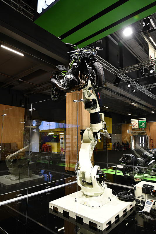 ロボットで知られるカワサキならではの展示を実施。バイクをゆっくりと振り回していた