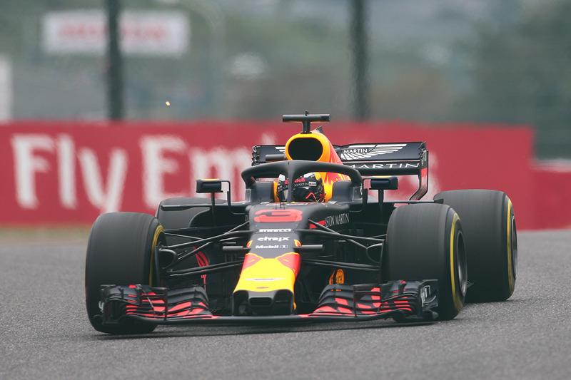 鈴鹿サーキットで行なわれている日本グランプリのフリー走行を走るレッドブル・レーシングの「RB14（Aston Martin Red Bull Racing TAG-Heuer RB14 ）」