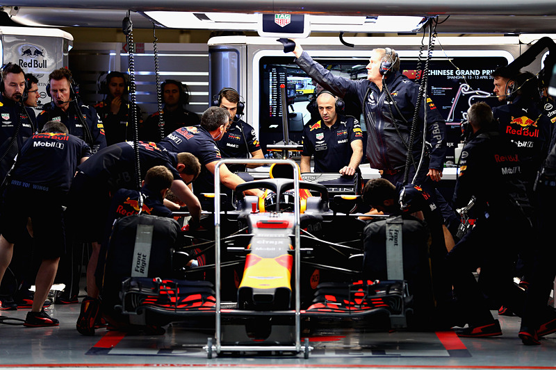 F1カーを走らせるのはドライバーだけではなく、多くのチーム関係者が関わっている、まさに「走る研究室」だ（提供：レッドブル・レーシング）