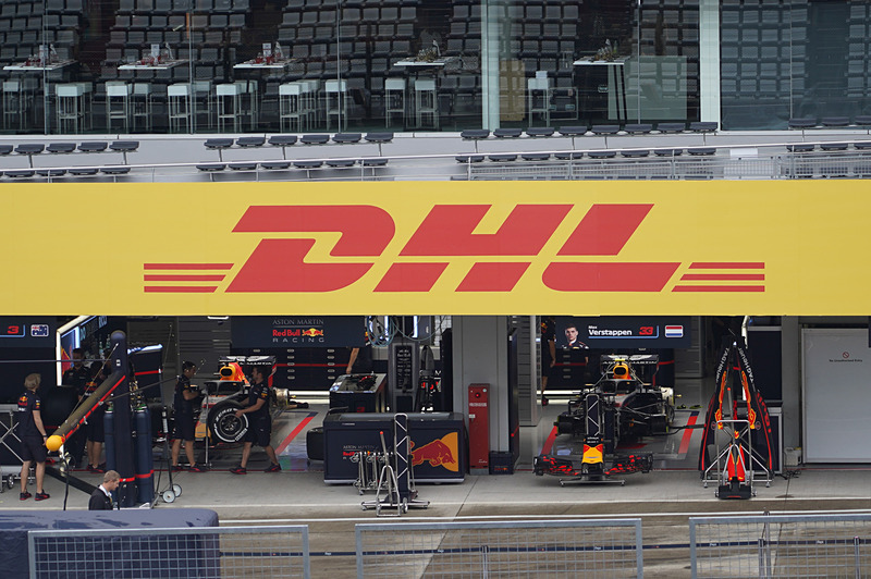 F1日本グランプリでのレッドブル・レーシングのピットガレージの様子