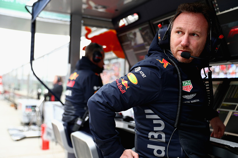 レッドブル・レーシングのチーム代表 クリスチャン・ホーナー氏などはピットウォールに座ってレース全体を見ている（提供：レッドブル・レーシング）