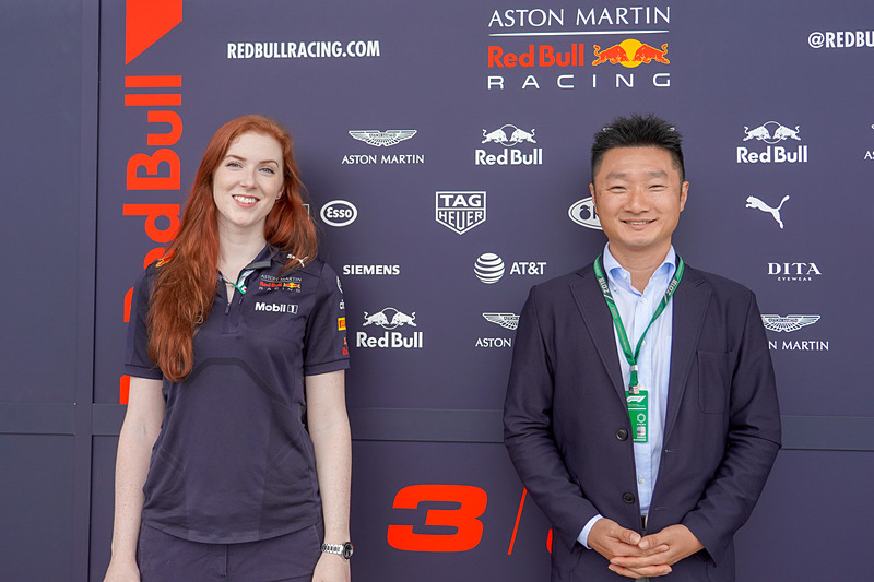 レッドブル・レーシング テクニカルパートナーシップ責任者 ゾイ・チルトン氏（左）、AT＆Tジャパン株式会社 代表取締役社長 岡学氏（右）