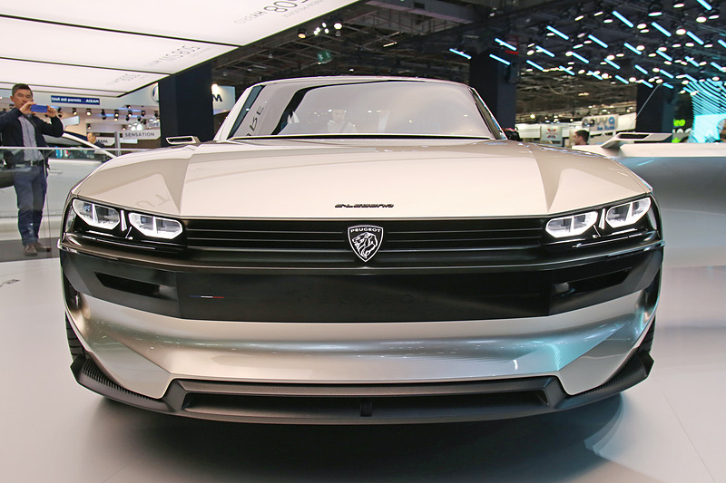 「504 クーペ」のデザインテーマを受け継いだエクステリアデザイン