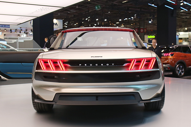 「504 クーペ」のデザインテーマを受け継いだエクステリアデザイン