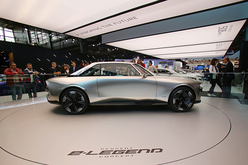 「504 クーペ」のデザインテーマを受け継いだエクステリアデザイン