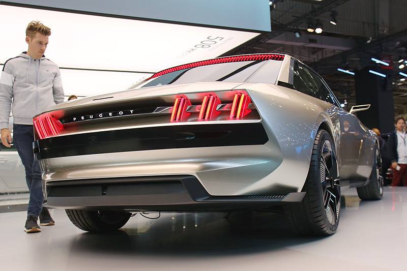 「504 クーペ」のデザインテーマを受け継いだエクステリアデザイン