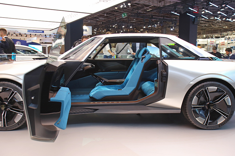 車内は大型スクリーンを備える一方で、ベルベットの表皮やウッドパネルなどを使って温かみを感じさせる空間を演出