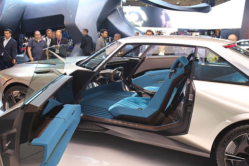 車内は大型スクリーンを備える一方で、ベルベットの表皮やウッドパネルなどを使って温かみを感じさせる空間を演出