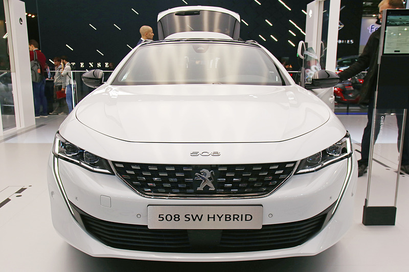 ユーティリティの高さとエレガントさを両立させるエクステリアデザインを採用