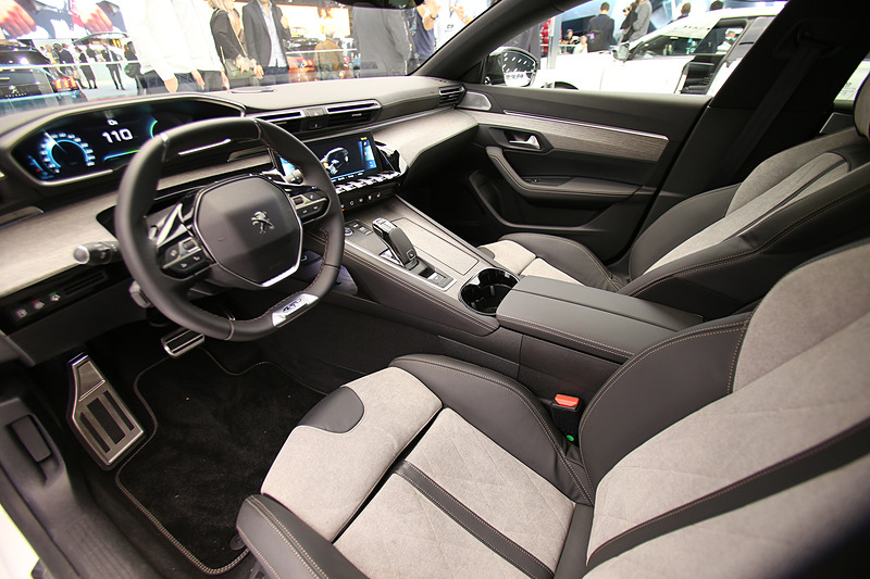 最新世代の「プジョー i-Cockpit」を備えるインテリア