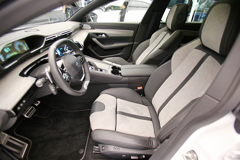 最新世代の「プジョー i-Cockpit」を備えるインテリア