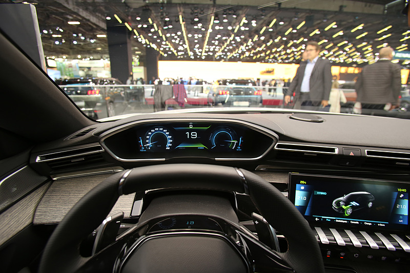 最新世代の「プジョー i-Cockpit」を備えるインテリア