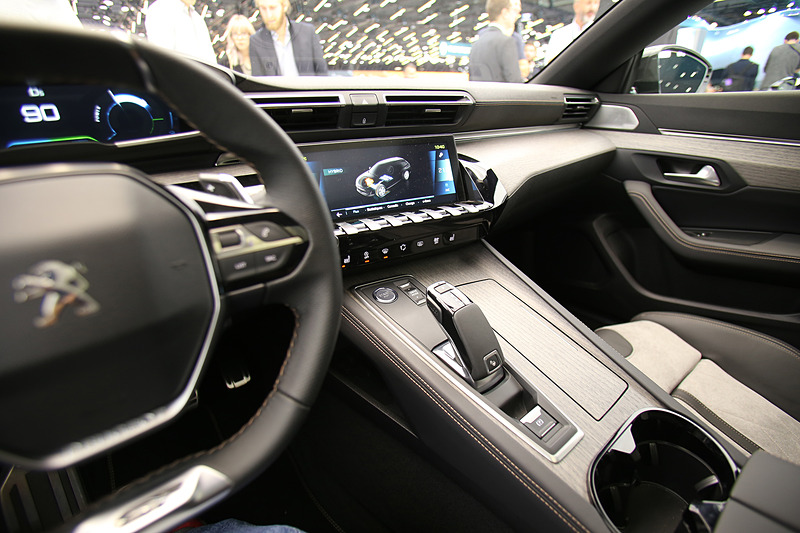 最新世代の「プジョー i-Cockpit」を備えるインテリア