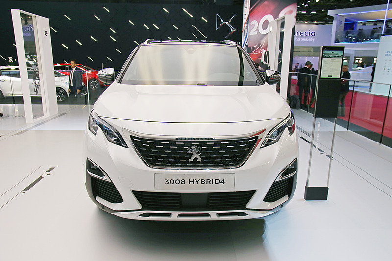 「HYBRID4」仕様の「3008」