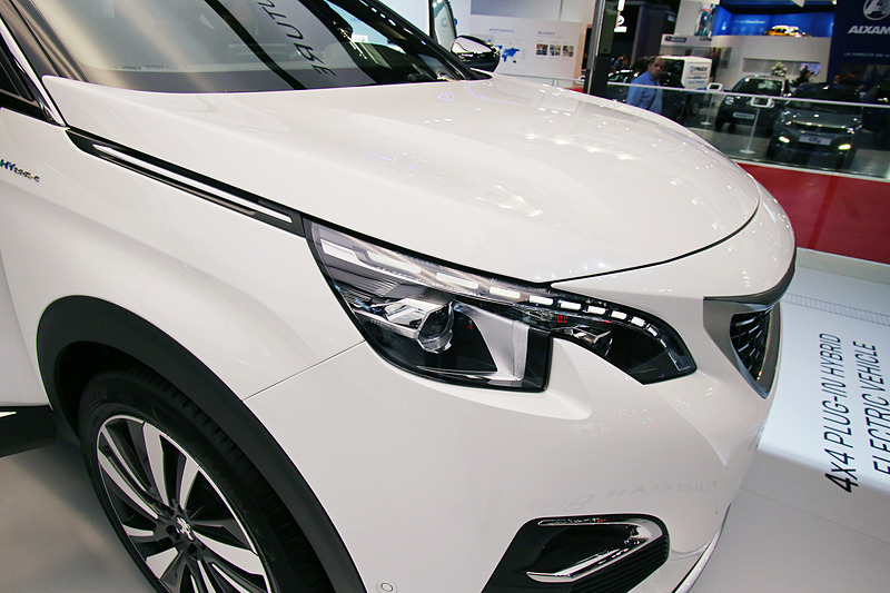 「3008 HYBRID4」の外観