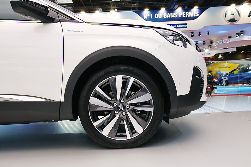 「3008 HYBRID4」の外観