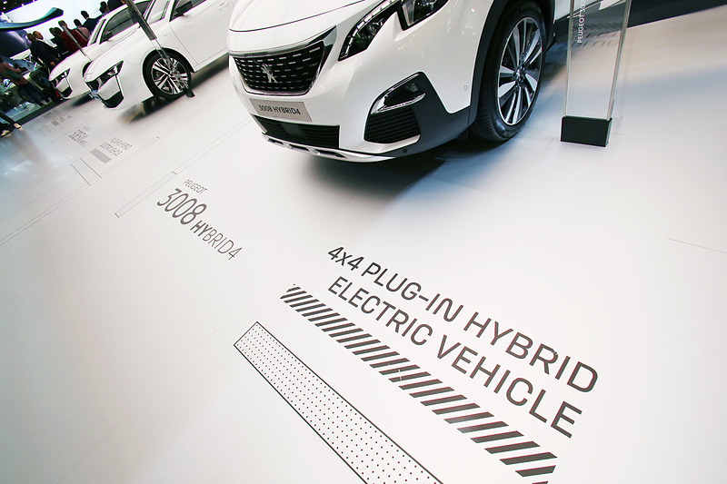 「3008 HYBRID4」の外観