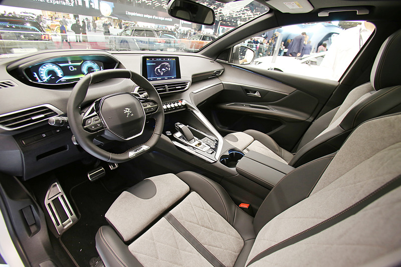 「3008 HYBRID4」の内装