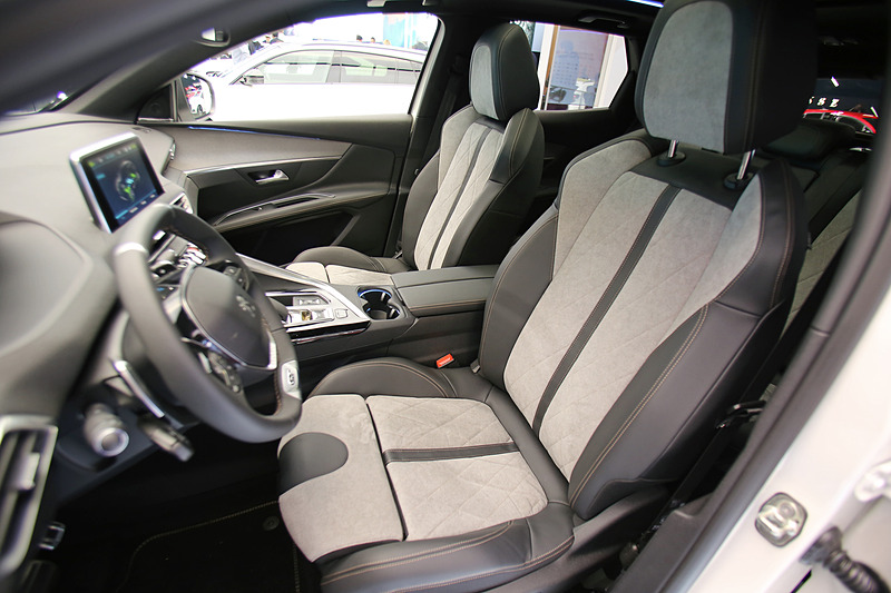 「3008 HYBRID4」の内装