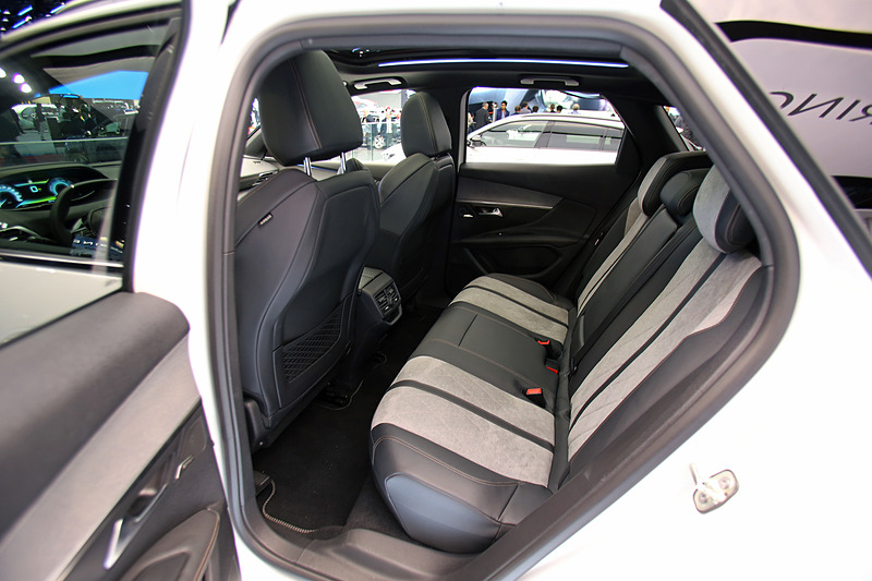 「3008 HYBRID4」の内装