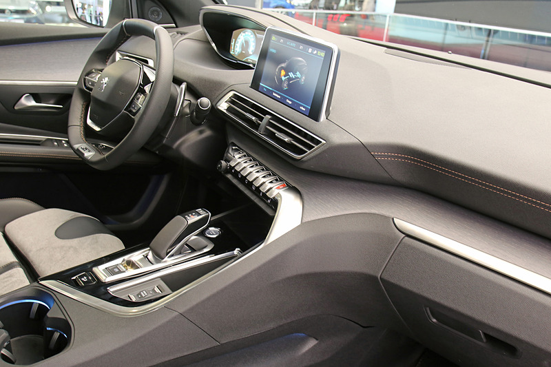 「3008 HYBRID4」の内装