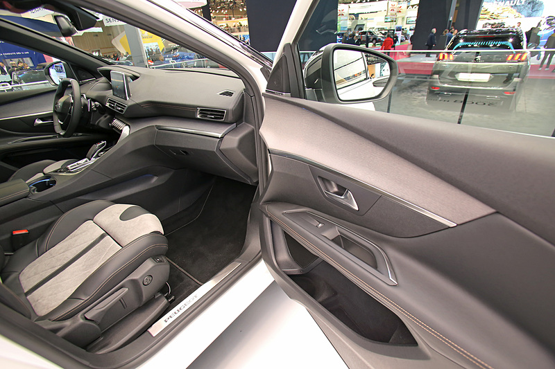 「3008 HYBRID4」の内装