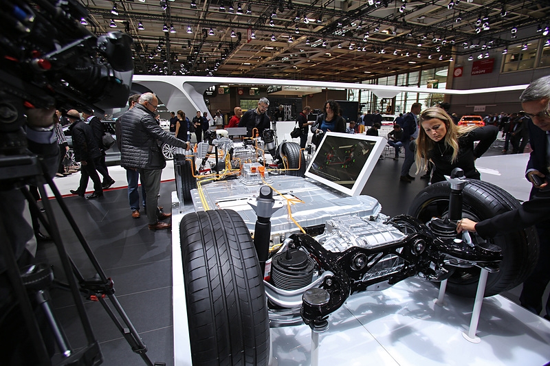 ブースではe-tronのバッテリーモデルも展示