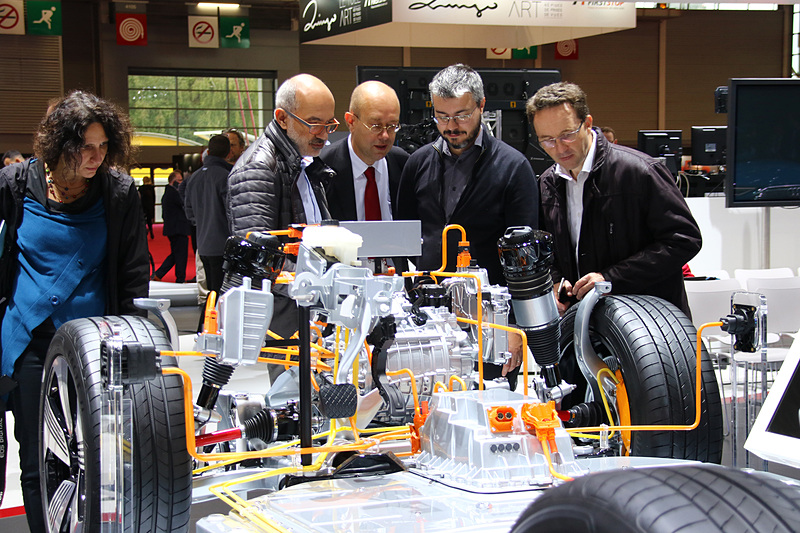 ブースではe-tronのバッテリーモデルも展示