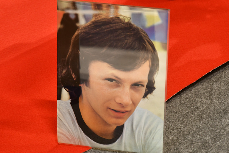 バイクの横に飾ってあったクリスチャン・サロン選手の写真。記者のイメージしているクリスチャン・サロン選手とはだいぶ印象が異なる。すっきりした顔立ちで耐久レースにめっぽう強く、WGPのライディングフォームは美しい、という強く記憶に残る選手