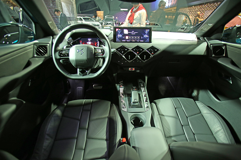 車内では「フルデジタルドライビングディスプレイ」のほか、コンバイナ方式のヘッドアップディスプレイを装備する