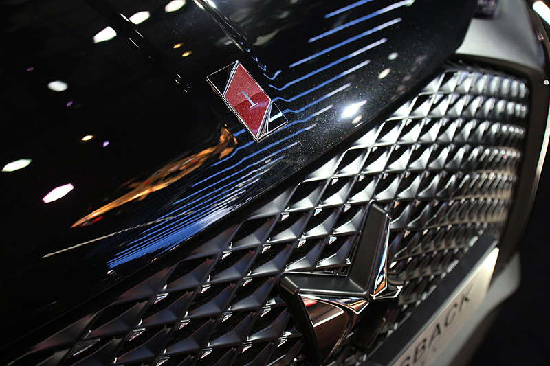 ローンチ限定車として用意される「DS 3 クロスバック LA PREMIERE」