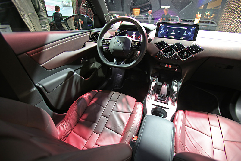 赤系のレザーシートやインテリアトリムを採用している