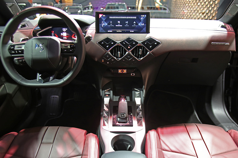 赤系のレザーシートやインテリアトリムを採用している