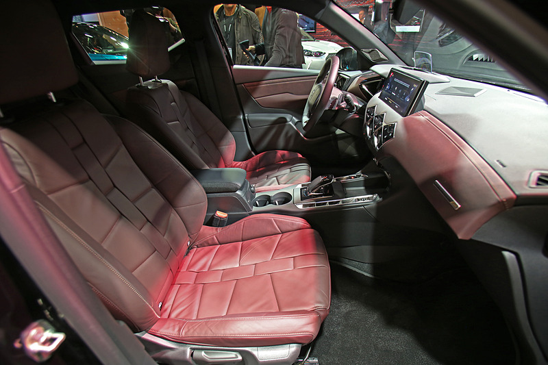 赤系のレザーシートやインテリアトリムを採用している