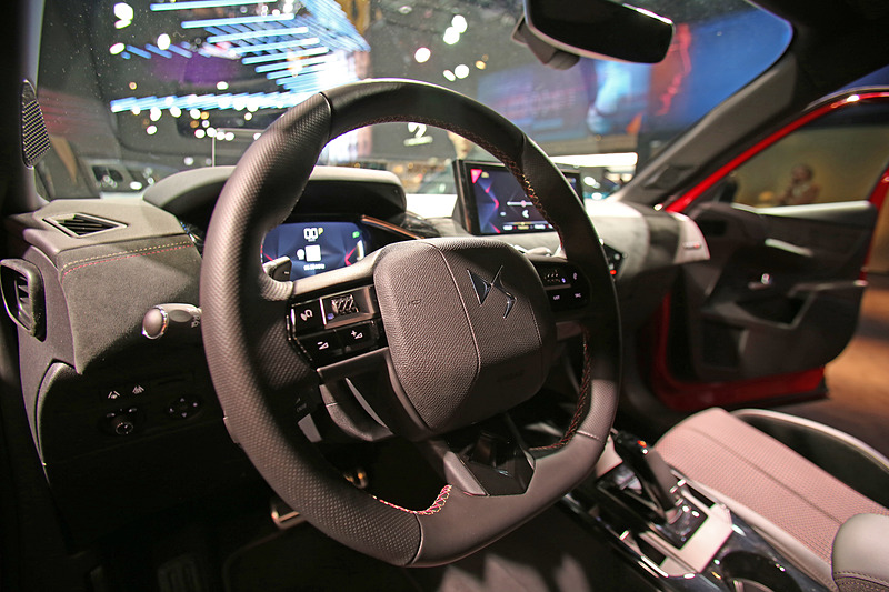 インテリアの仕様もほかのグレードとは異なっている