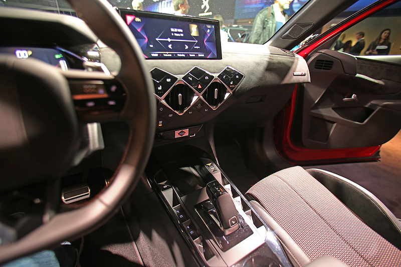 インテリアの仕様もほかのグレードとは異なっている