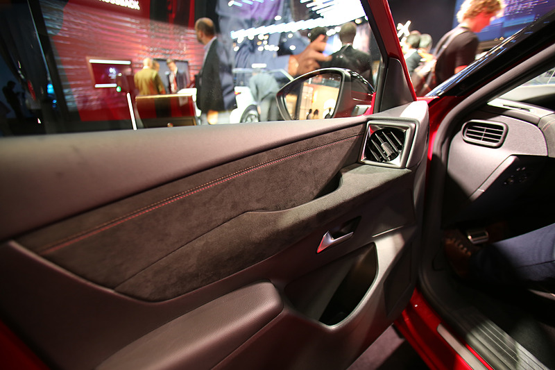 エアコン吹き出し口は特徴的な形状を採用している