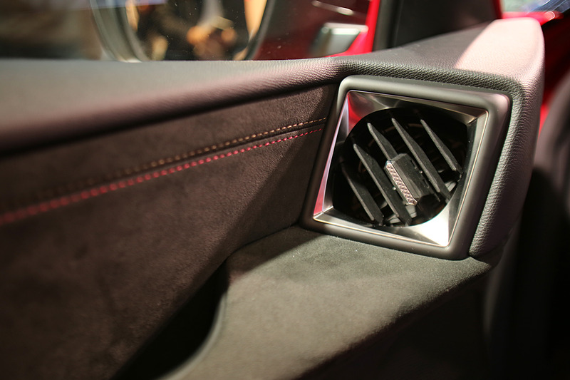 エアコン吹き出し口は特徴的な形状を採用している