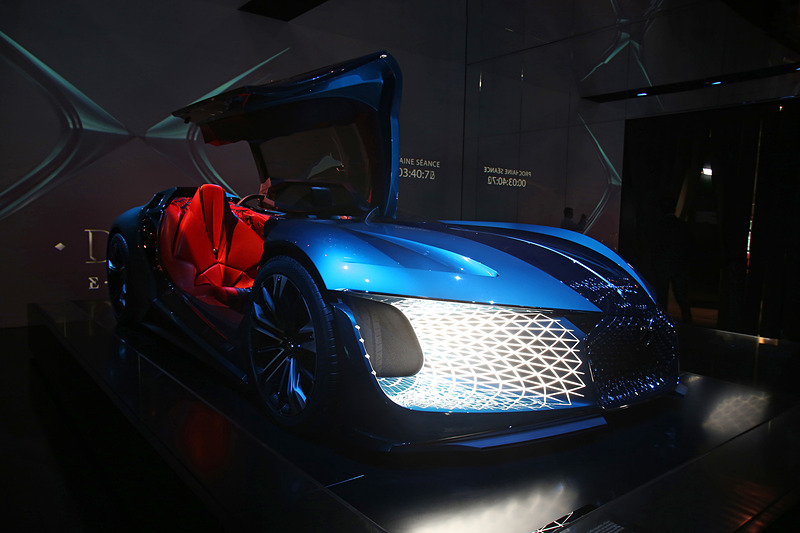 左右非対称のスタイルを採用するDS X E-TENSE