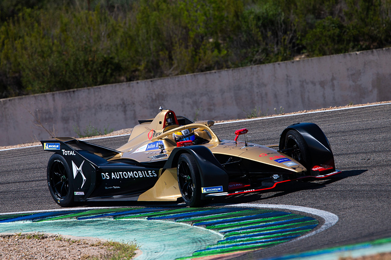 このほかにDSブースでは、フォーミュラE参戦車のDS E-TENSE FE 19も展示されている